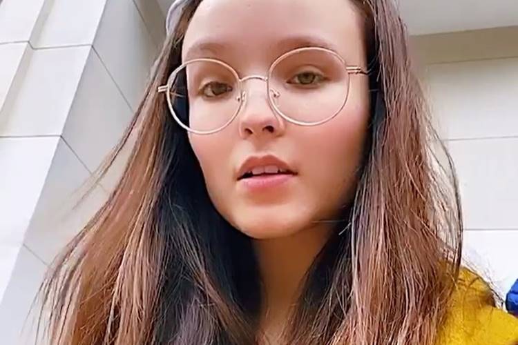 Larissa Manoela faz primeira aparição após cirurgia
