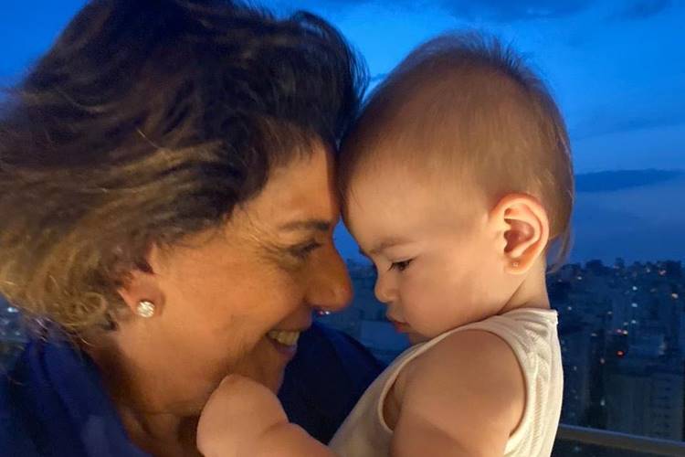 Leda Nagle baba na neta, Zoe, durante natação