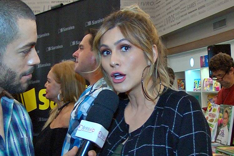 “Cheguei a pensar: paro ou continuo?”, revela Lívia Andrade ao lidar com fofoca