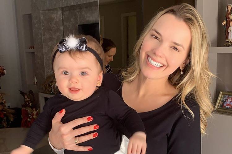 Sertaneja Thaeme combina look com a filha: “Mamãe e filhinha”