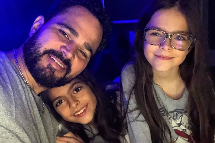 Luciano Camargo fala sobre rotina de estudo das filhas
