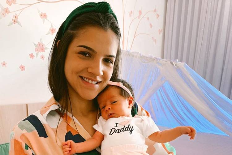 Marcella Barra, mulher do sertanejo Mateus, mostra fotos do parto da filha