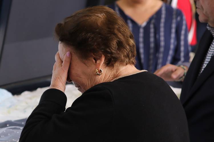 Mãe de Gugu, Dona Maria do Céu deixa objeto dentro da urna do caixão do filho; Confira