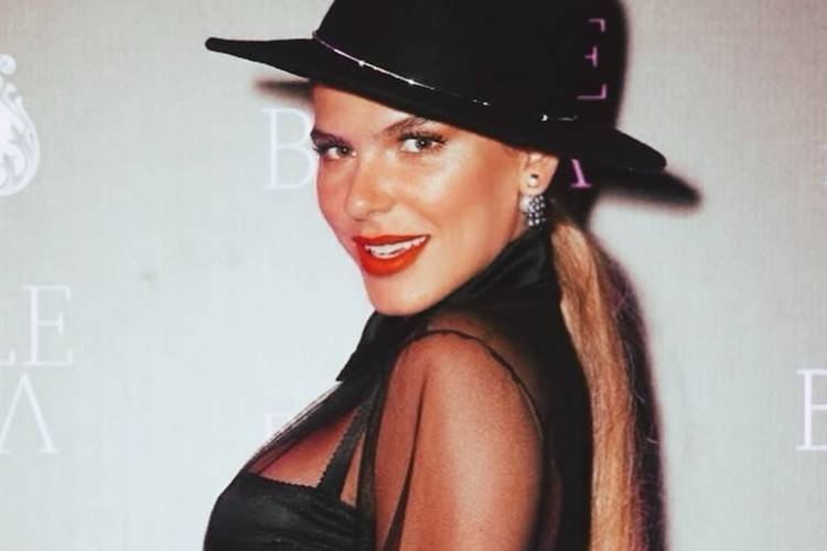 Mariana Goldfarb compartilha imagem mostrando borboletas nos seios