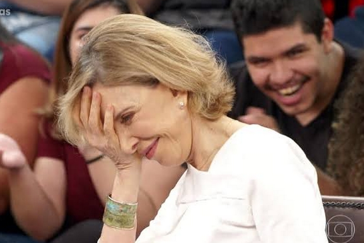 Marília Gabriela é surpreendida com cantada ousada de vocalista de banda