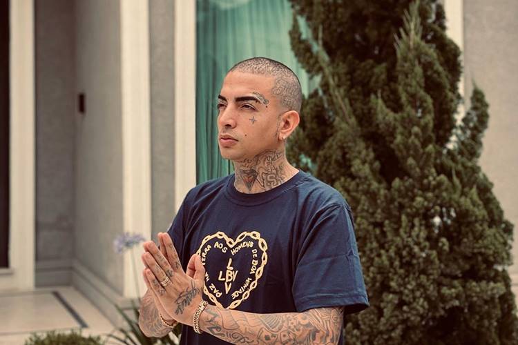 Mc Guimê se batiza em igreja evangélica