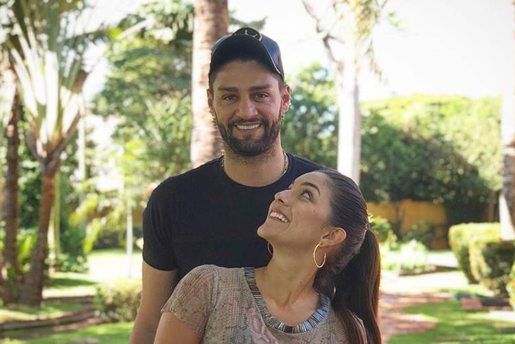 Sertanejo Munhoz presta linda homenagem a noiva no dia do aniversário