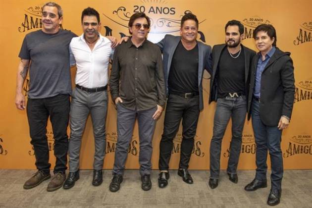 O diretor LP Simonetti, Zezé Di Camargo, Chitãozinho, Leonardo, Luciano e Xororó (Globo/Fábio Rocha)