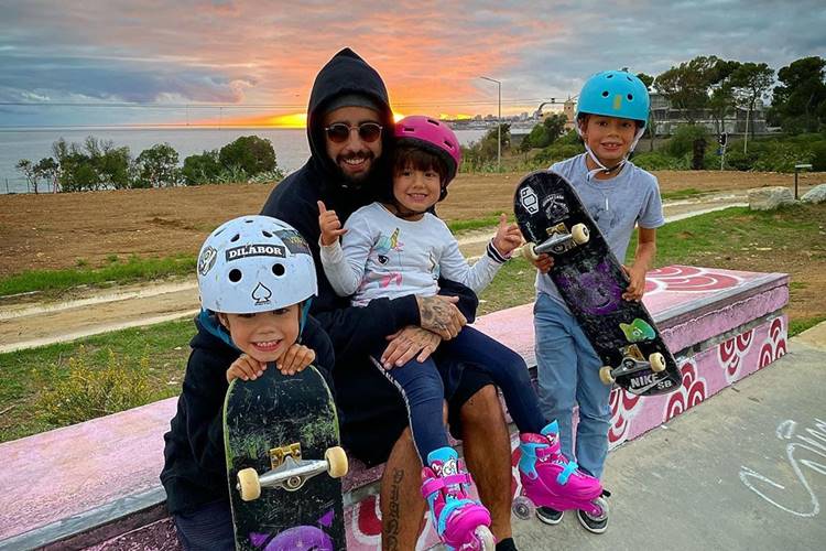 Pedro Scooby faz tatuagem em homenagem aos filhos