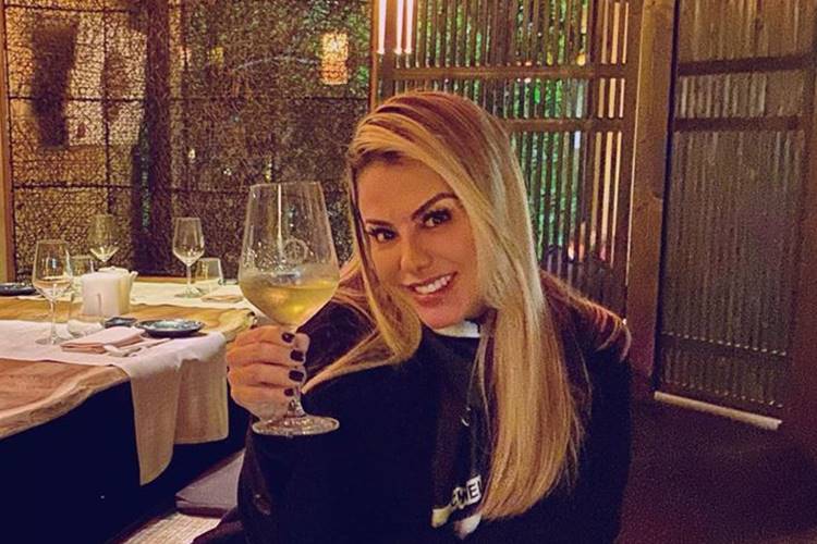 Poliana Rocha, mulher de Leonardo, surge deslumbrante na Itália