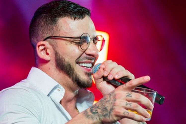 Cantor sertanejo de famosa dupla surge sem cueca e ‘ameaça’ ficar nu em click