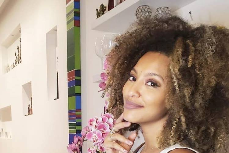 Sheron Menezzes faz 36 anos e diz: “Mais velha, mais madura, mais feliz”