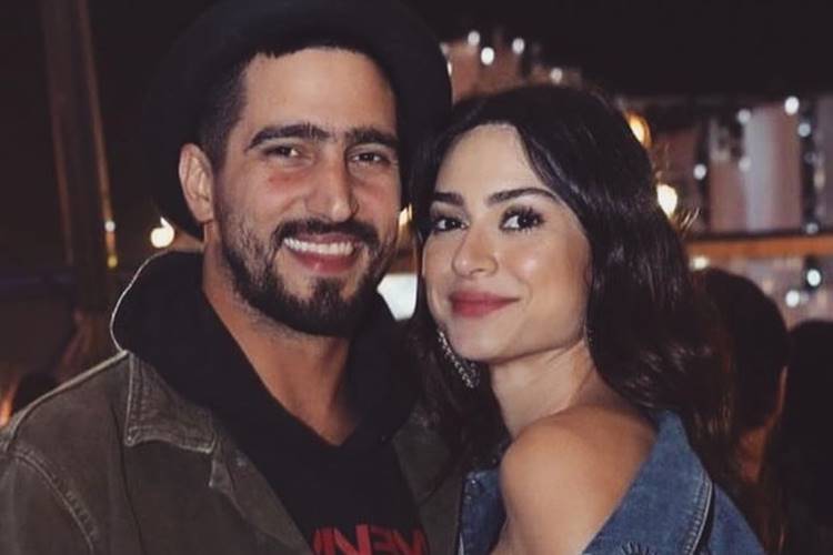 Thaila Ayala compartilha foto do marido ao lado do gato de estimação e diz: “Meus gatos”