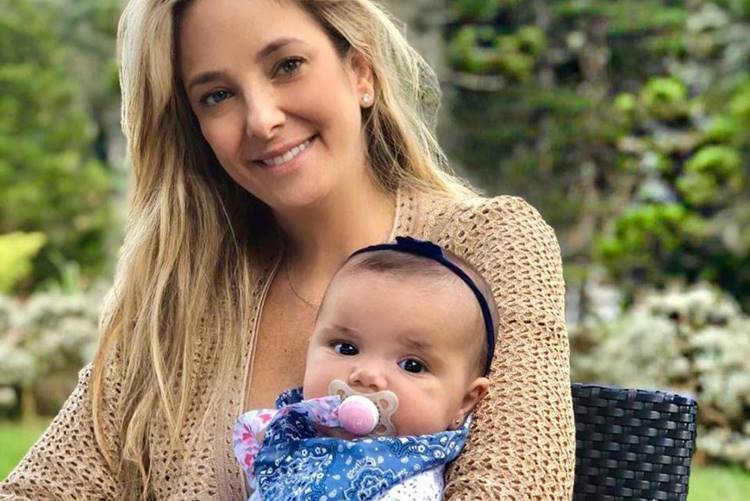 Ticiane Pinheiro posa com Manuella em hotel que casou com Cesar Tralli