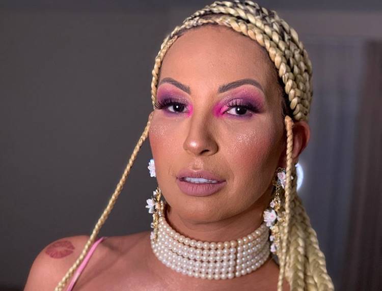 Valesca Popozuda sensualiza na praia