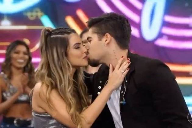 Zé Felipe beija a namorada Isabella Arantes no palco do Faustão