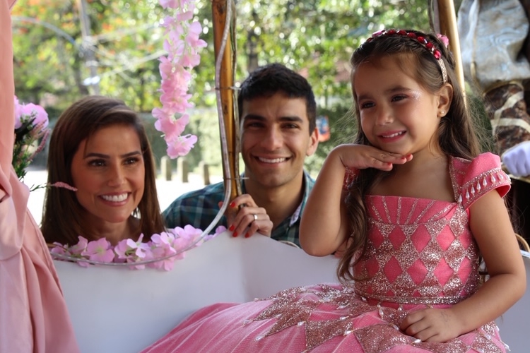 “O amor só aumenta”, afirma Deborah Secco sobre quarentena ao lado do marido