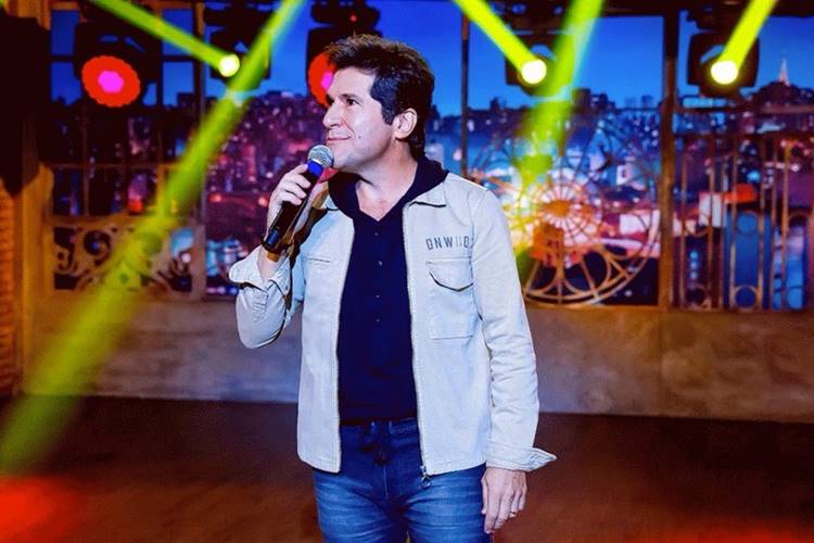Sertanejo Daniel faz surpresa em asilo e emociona a web