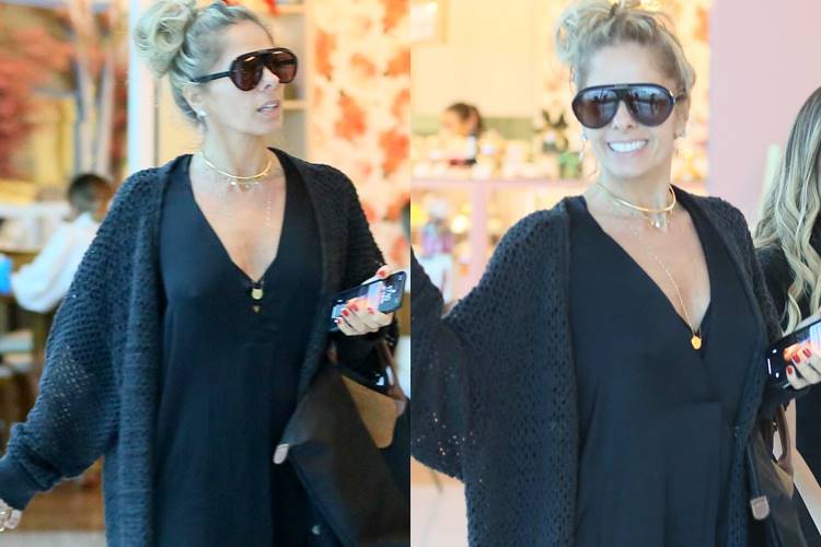 Adriane Galisteu curte passeio e sorri para as câmeras