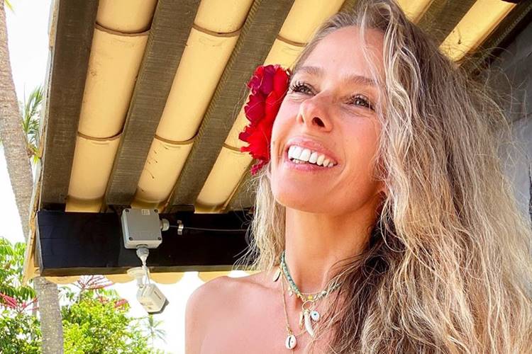 Adriane Galisteu surge bronzeada durante férias na Bahia