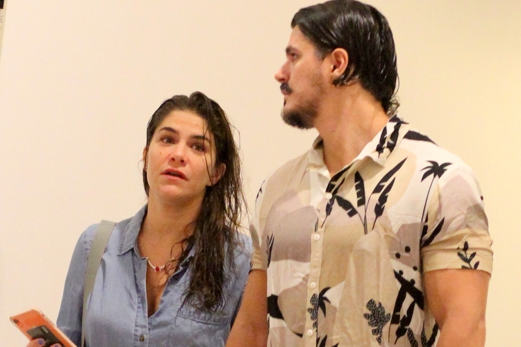 Em raridade, Priscila Fantin é flagrada aos beijos com o marido, Bruno Lopes