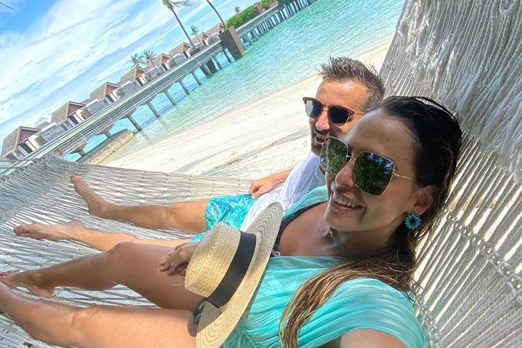 Filha do sertanejo Chitãozinho abre álbum de fotos da lua de mel