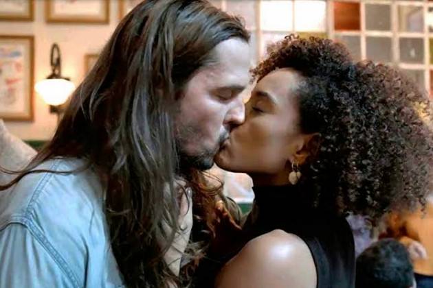Davi (Vladimir Brichta) beija Vitória (Taís Araujo) em 'Amor de Mãe' - Divulgação/Globo