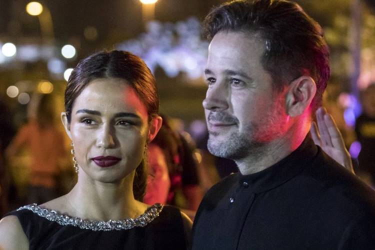 Amor de Mãe: Em local inusitado, Raul pede Érica em casamento