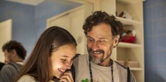 Amor de Mãe: Durval escuta conselho de Thelma e procura Carol Amor de Mãe - Carol e Durval (Globo/Estevam Avellar)