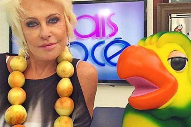 Ana Maria usando colar de cebolas - TV Globo/Reprodução