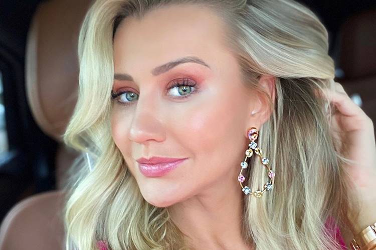 Aos seis meses de gravidez, Ana Paula Siebert surpreende ao exibir barrigão