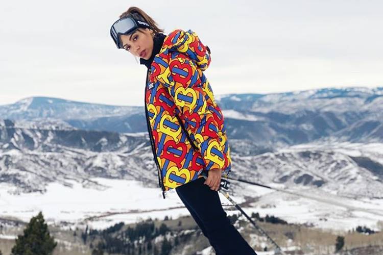 Anitta investe em look de R$ 7 mil para esquiar na neve