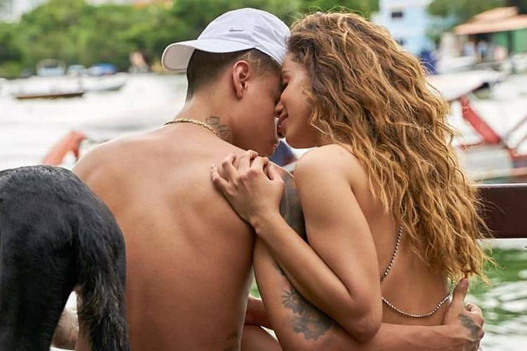 Anitta e MC Cabelinho protagonizam cenas quentes em novo clipe