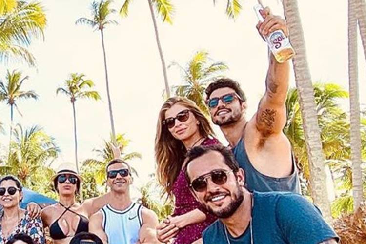 Caio Castro e Grazi Massafera surgem curtindo fim de ano juntinhos
