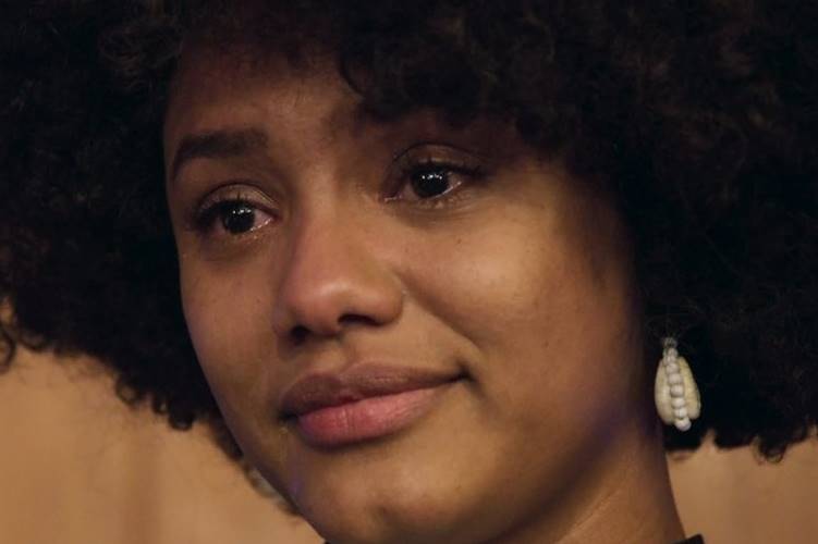 Amor de Mãe: Camila é agredida pela polícia ao tentar defender alunos