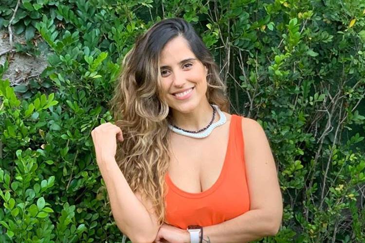 Camilla Camargo chama atenção ao posar de biquíni
