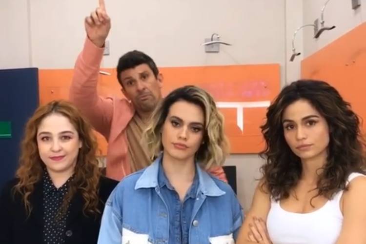 “Quem é hétero levanta a mão”, brinca Nanda Costa com amigos de trabalho