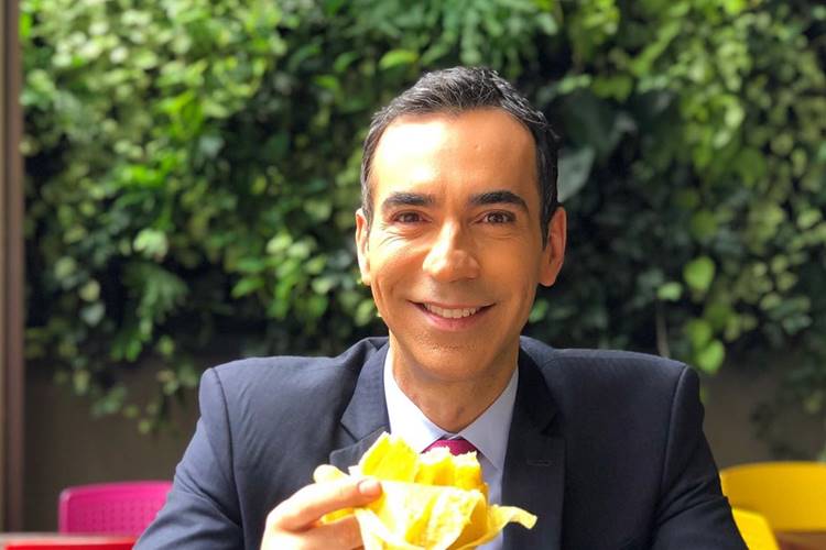 Cesar Tralli surge comendo pamonha e web enlouquece: “Pura simplicidade”