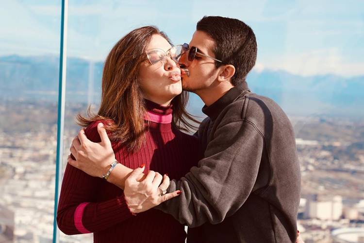 Enzo Celulari comemora aniversário da mãe, Claudia Raia