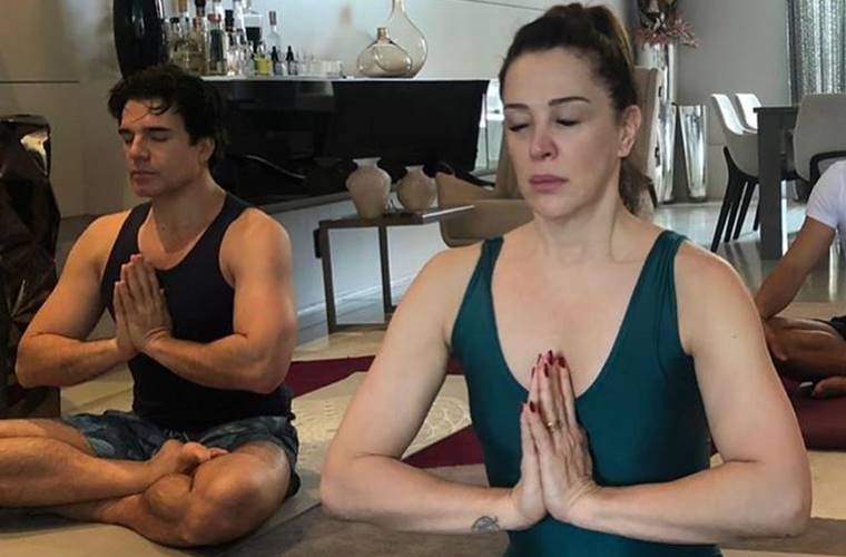 Claudia Raia aparece fazendo Ioga ao lado do marido: “Cuidando do corpo e da alma”