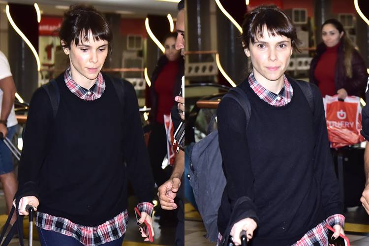 Débora Falabella evita selfies ao embarcar em aeroporto em São Paulo