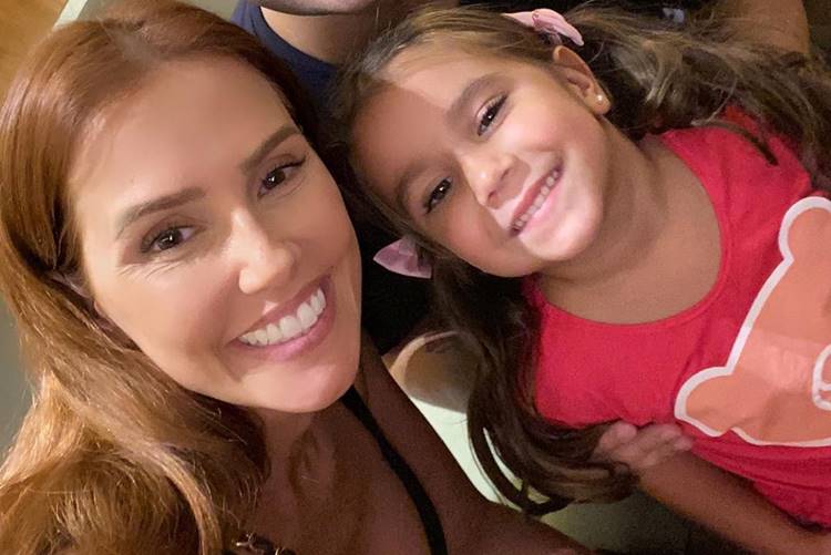 Deborah Secco registra encontro da filha, Maria Flor, com Luccas Neto
