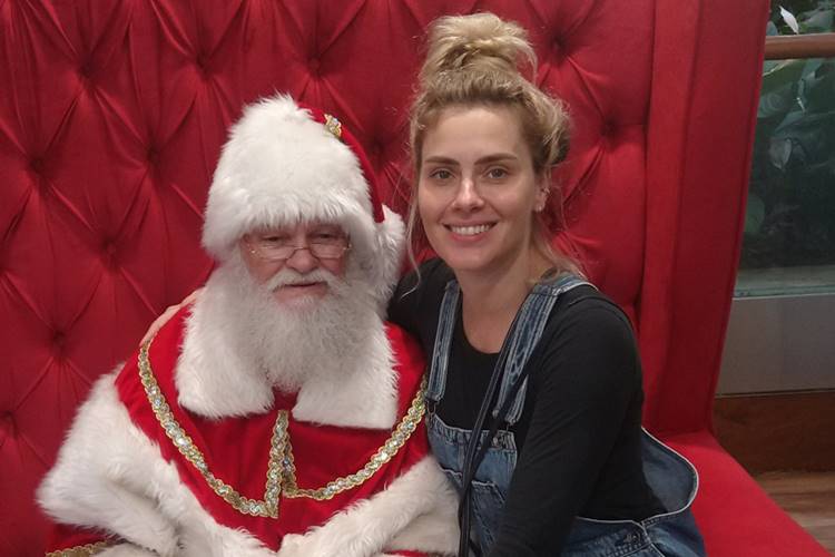 Em clima de Natal, Carolina Dieckmann posa com Papai Noel