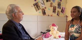 Câmera Record mostra como estão os sobreviventes de tragédias que abalaram 2019 Domingos Meirelles entrevista Thalita, que escapou do massacre da escola de Suzano (Divulgação/RecordTV)