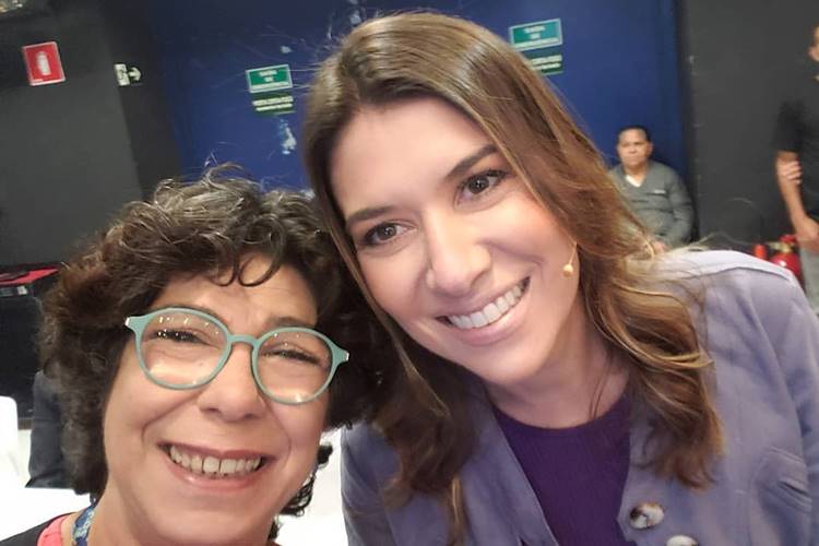 Rebeca Abravanel participa de confraternização com a sua equipe do SBT