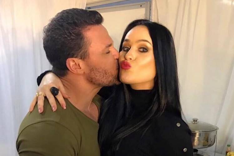 Sara Costa parabeniza o irmão, Eduardo Costa, no dia do aniversário