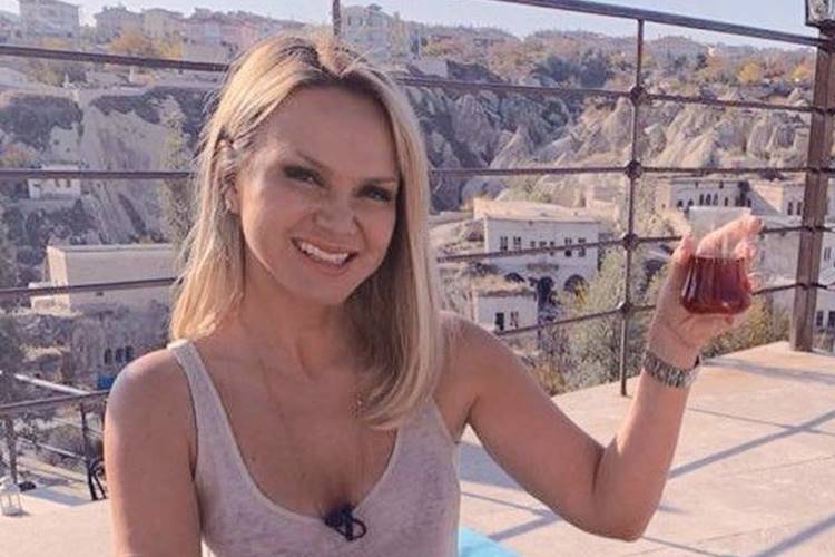 Eliana exibe ótima forma ao posar de biquíni: “Que corpo é esse, Brasil?”