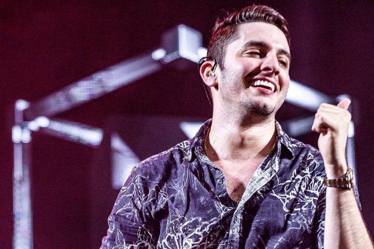 Namorada do sertanejo Jonas Esticado ostenta luxo com joias valiosas nas redes sociais