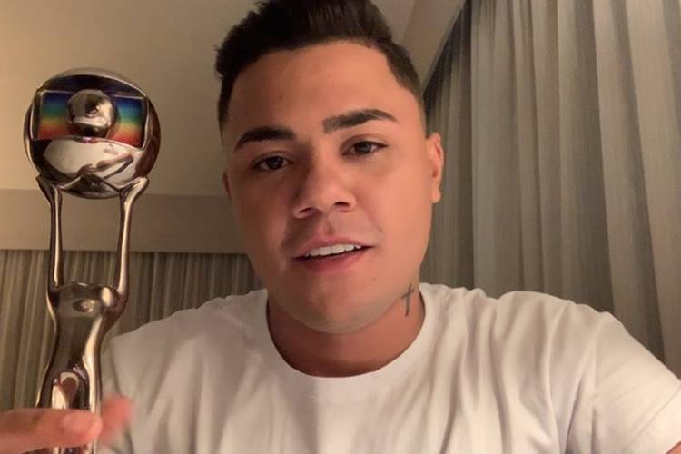 Sertanejo Felipe Araújo faz agradecimento após ganhar Troféu Domingão