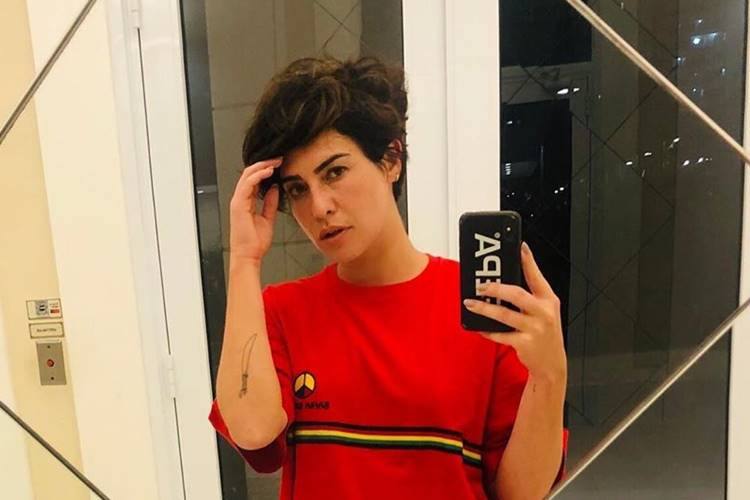 Com look ousado, Fernanda Paes Leme mostra pochete carnavalesca